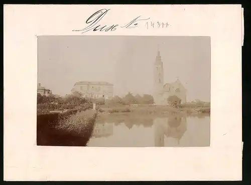 Fotografie Brück & Sohn Meissen, Ansicht Dux, Blick auf die Volksschule am Barbarateich mit Evang. Kirche