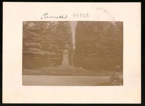 Fotografie Brück & Sohn Meissen, Ansicht Komotau, Blick auf das Kaiser Josefs II. Denkmal im Stadtpark
