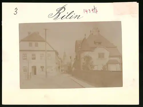 Fotografie Brück & Sohn Meissen, Ansicht Bilin, Strassenpartie mit Blick nach dem Rathaus