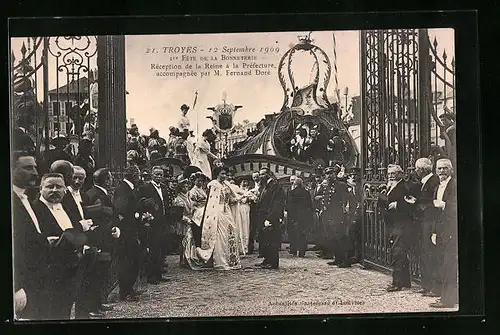 AK Troyes, Réception de la Reine à la Préfecture, accompagnée par M. Fernand Doré