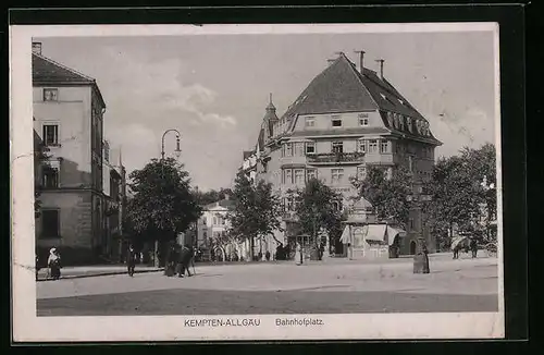 AK Kempten /Allg., Bahnhofplatz mit Passanten