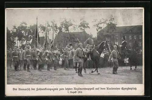 AK Karlsruhe, Der Anmarsch der Fahnenkompagnie zum letzten Regimentsappell auf dem Exerzierplatz 1914