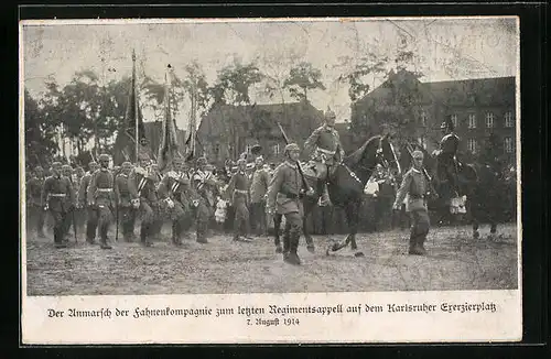 AK Karlsruhe, Der Anmarsch der Fahnenkompagnie zum letzten Regimentsappell auf dem Exerzierplatz 1914
