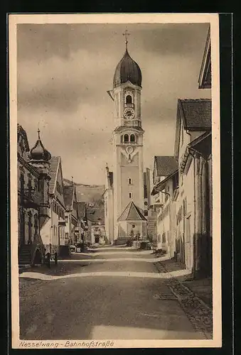 AK Nesselwang, Bahnhofstrasse mit Kirche