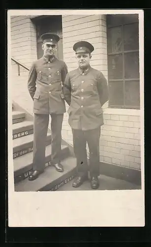 Foto-AK Eisenbahner in Dienstkleidung auf einer Bahnhofstreppe