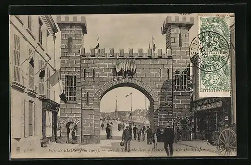 AK Blois, Fêtes de Blois 1907, Arc de Triompheélévé à l`Entrée de laReu Denis-Papin