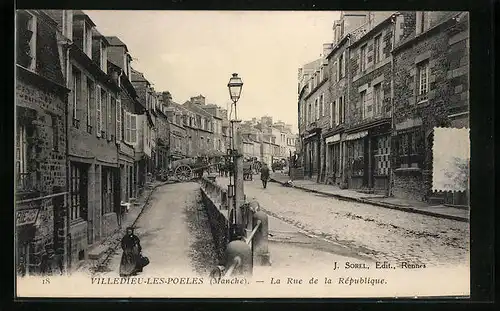 AK Villedieu-Les-Poeles, La Rue de la Republique