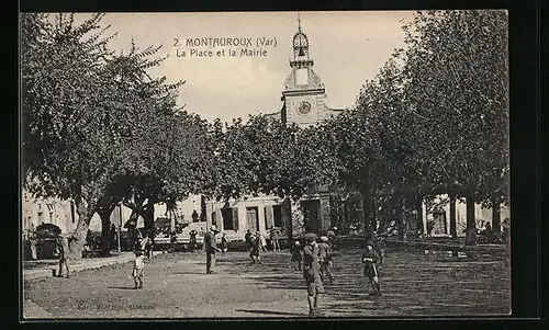 AK Montauroux, La Place et la Mairie