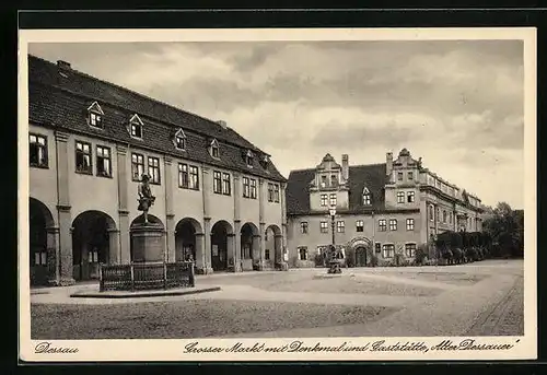 AK Dessau, Grosser Markt mit Gaststätte Alter Dessauer und Denkmal