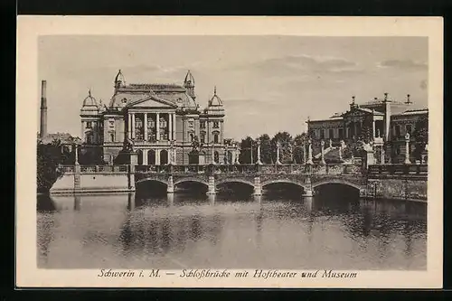 AK Schwerin i. M., Schlossbrücke mit Hoftheater und Museum