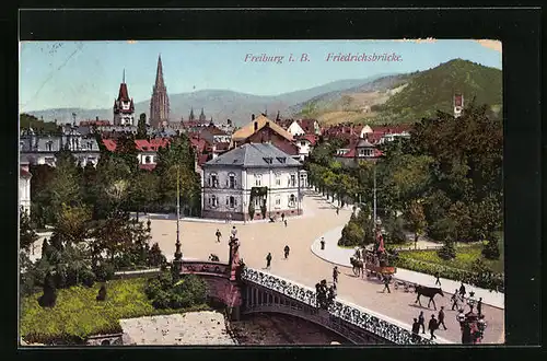 AK Freiburg i. B., Passanten auf der Friedrichsbrücke