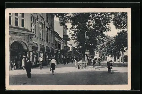AK Oranienburg, Bernauer Strasse mit Passanten und Radfahrern