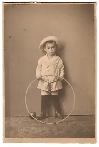 Fotografie unbekannter Fotograf und Ort, Kind mit Hut, Hullahupp-Reifen