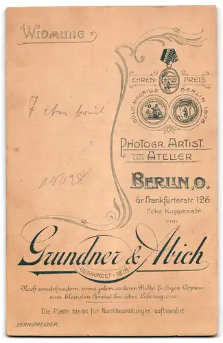 Fotografie Grundner & Abich, Berlin, O. Gr. Frankfurterstr. 126, Stolzes Paar