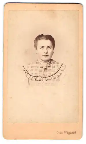 Fotografie Otto Wigand, Zeitz, Stephanstr. 45, Portrait einer Dame mit karierter Bluse