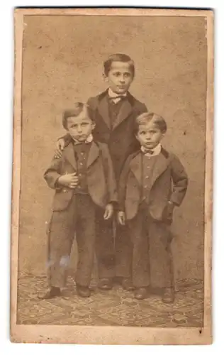Fotografie unbekannter Fotograf und Ort, Drei Knaben im Sonntagsanzug