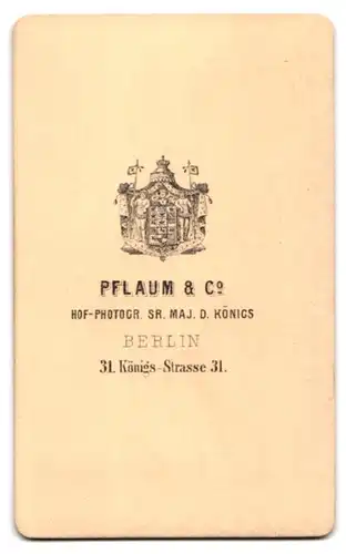 Fotografie Pflaum & Co, Berlin, Königs-Str. 31, Wohlgenährter Herr im Zweireiher