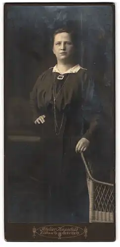 Fotografie Atelier Hauschild, Zittau i. S., Cirkusallee 4, Selbstbewusste Dame mit Uhrenkette