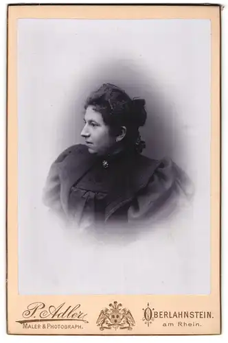 Fotografie P. Adler, Oberlahnstein a. Rh., Seitliches Portrait einer Dame mit grossen Puffärmeln
