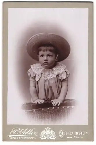 Fotografie P. Adler, Oberlahnstein a. Rh., Süsses kleines Mädchen mit Hut
