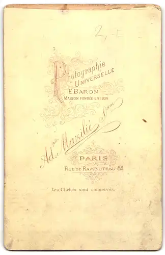 Fotografie A. Mazille, Paris, Rue de Rambuteau 82, Drei Generationen fein herausgeputzt