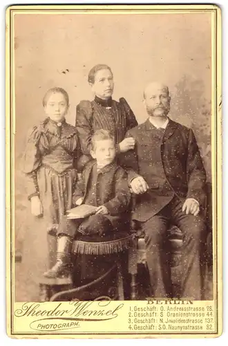 Fotografie Theodor Wenzel, Berlin, Andreasstr. 28, Ehepaar mit ihren zwei Kindern