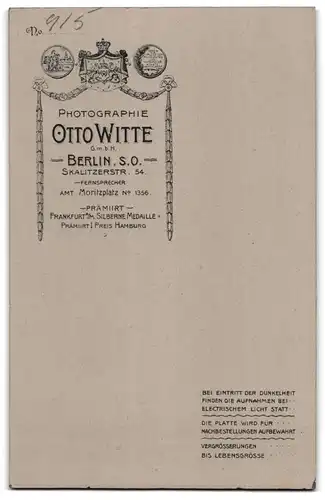 Fotografie Otto Witte GmbH, Berlin S. O., Skalitzer Str. 54, Lebenserfahrene Dame am Tisch sitzend