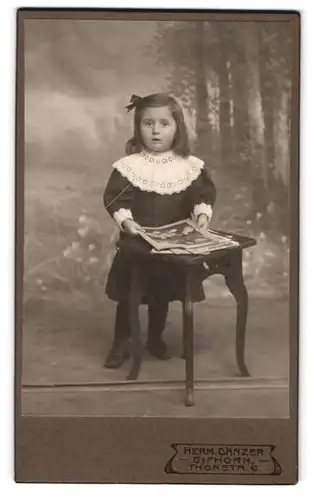 Fotografie Herm. Dänzer, Gifhorn, Thorstrasse 6, Kleines Mädchen mit Haarschleife im festlichen Kleid