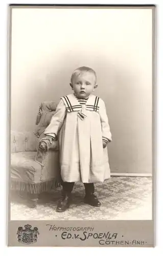 Fotografie Ed. von Spoenla, Coethen, Bärteich Promenade, Kleines Kind im weiten Kleidchen neben einem Sessel