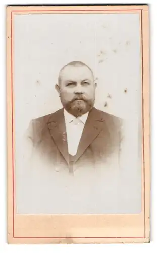 Fotografie Otto Gliesche, Oebisfelde, Bürgerlicher mit Vollbart und weisser Krawatte