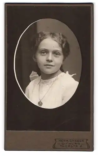 Fotografie Herm. Danzer, Gifhorn, Thorstrasse 6, Junges Mädchen mit onduliertem Haar und Halskette