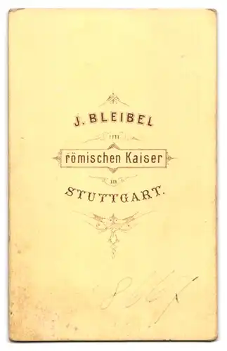 Fotografie J. Bleibel, Stuttgart, Junger Mann mit Lockenfrisur und Fliege