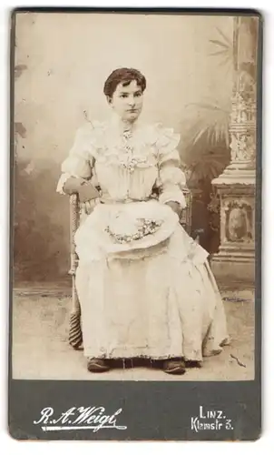 Fotografie R. A. Weigl, Linz, Klamstrasse 3, Junge Dame mit Stirnlocken im festlichen Rüschenkleid