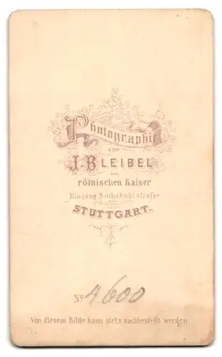 Fotografie J. Bleibel, Stuttgart, Eingang Rothebühlstrasse, Junge Dame in modischer Kleidung