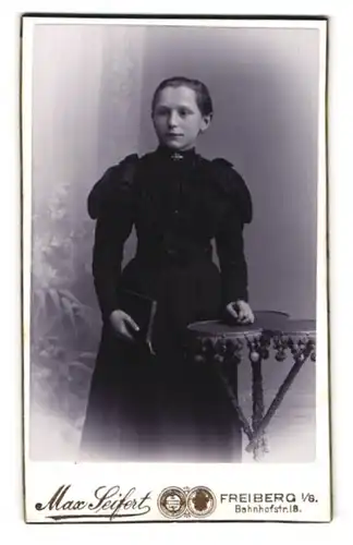 Fotografie Max Seifert, Freiberg i /S., Bahnhofstr. 18, Junge Dame im Kleid mit Buch