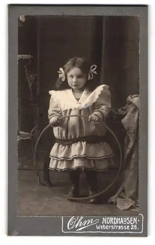 Fotografie Ohm, Nordhausen, Weberstr. 26, Kleines Mädchen im Kleid mit Reifen