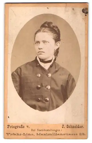 Fotografie J. Schneider, Urfahr-Linz, Maximilianstr. 23, Junge Dame mit Hochsteckfrisur und Halsband