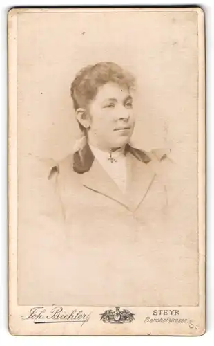 Fotografie Joh. Bichler, Steyr., Bahnhofstr., Junge Dame mit hochgestecktem Haar