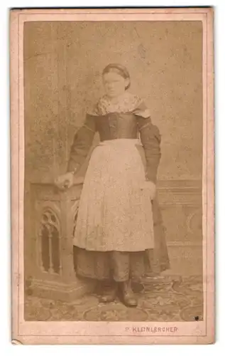 Fotografie P. Kleinlercher, Zell am See, Junge Dame im Kleid mit Schürze