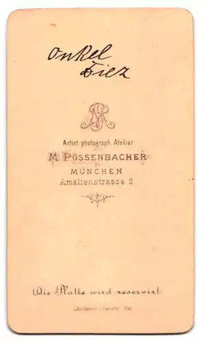 Fotografie M. Pössenbacher, München, Amalienstr. 6, Elegant gekleideter Herr mit Vollbart