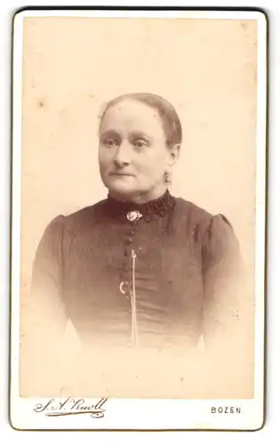 Fotografie S. Aug. Knoll, Bozen, Dreifaltigkeitsplatz 4, Bürgerliche Dame mit zurückgebundenem Haar