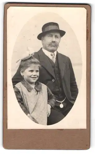 Fotografie unbekannter Fotograf und Ort, Bürgerlicher Herr mit kleiner Tochter