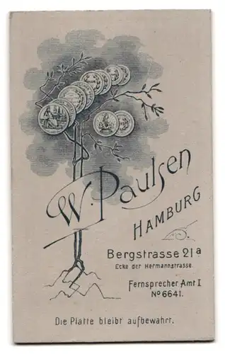 Fotografie W. Paulsen, Hamburg, Bergstr. 21 a, Junger Herr im Anzug mit Fliege