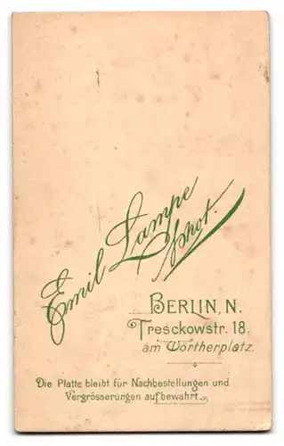Fotografie Emil Lampe, Berlin-N., Treschkowstr. 18 am Wörtherplatz, Stattlicher Herr im Anzug mit Schnauzbart