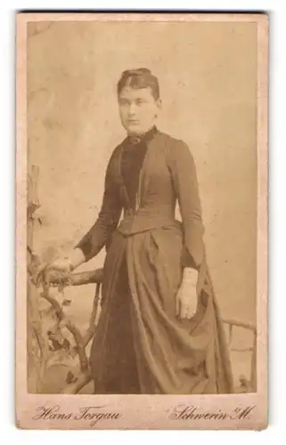 Fotografie Hans Torgau, Schwerin i /M., Arsenalstr. 4, Junge Dame in zeitgenössischer Kleidung