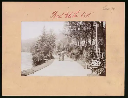Fotografie Brück & Sohn Meissen, Ansicht Bad Elster, zwei Damen beim Spaziergang am Luisasee, Promenade