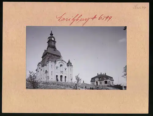 Fotografie Brück & Sohn Meissen, Ansicht Moritzburg, Blick auf die Kirche mit Pfarre