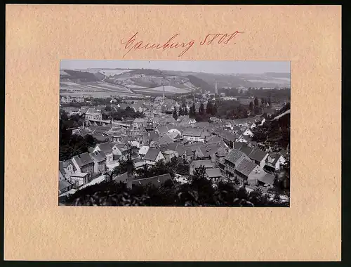 Fotografie Brück & Sohn Meissen, Ansicht Camburg a. Saale, Blick über die Dächer der Stadt mit Kirche