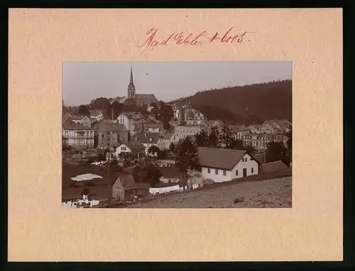 Fotografie Brück & Sohn Meissen, Ansicht Bad Elster, Blick in die Stadt mit Kirche und Wohnhäusern