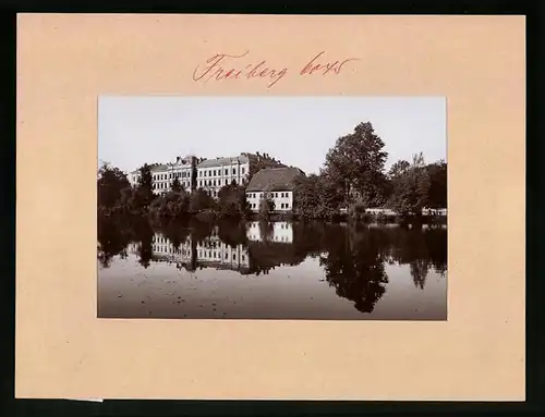 Fotografie Brück & Sohn Meissen, Ansicht Freiberg i. Sa., Flusspartie mit Blick auf das Justizgebäude